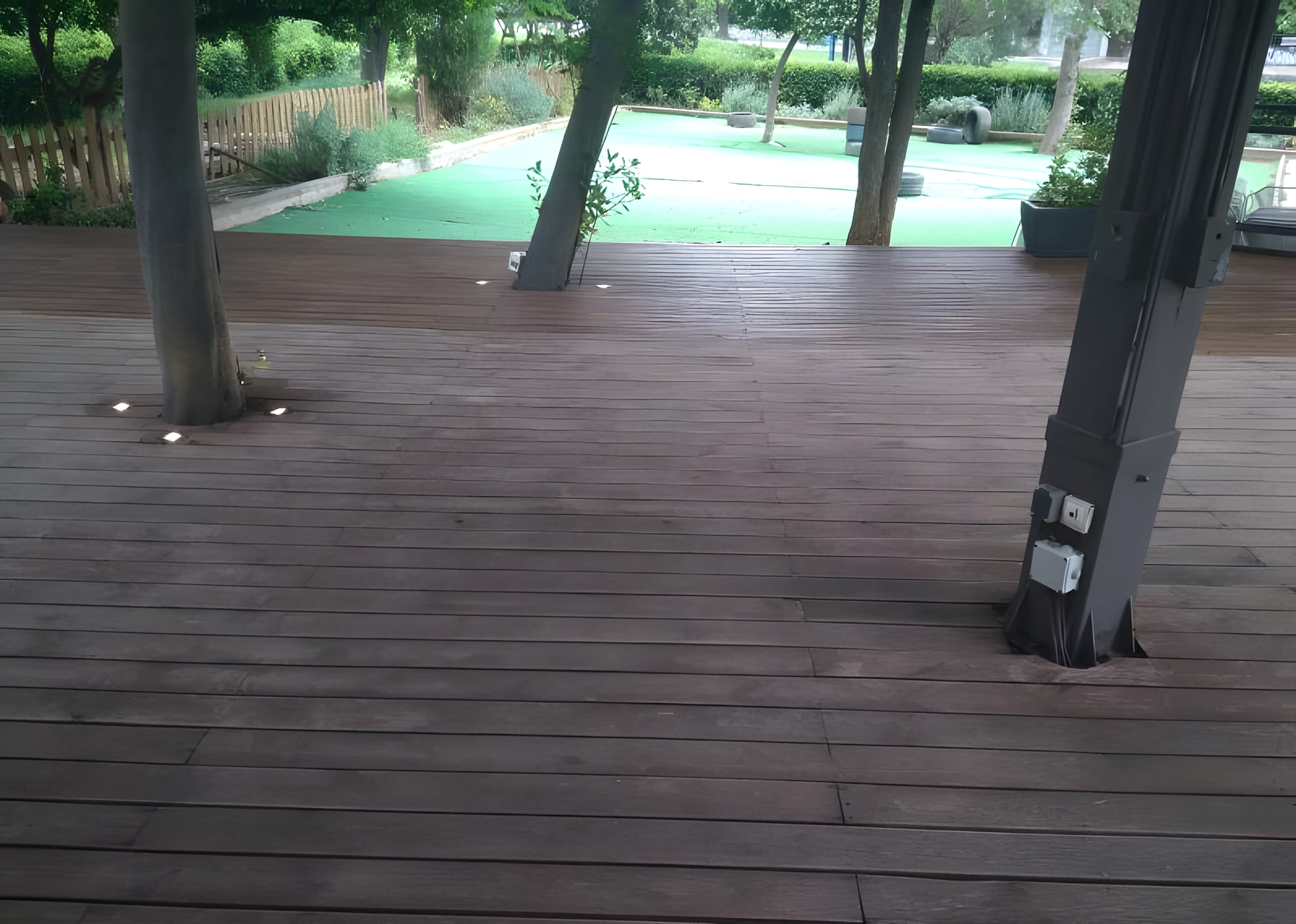 Εξωτερικό ξύλινο deck με δέντρα
